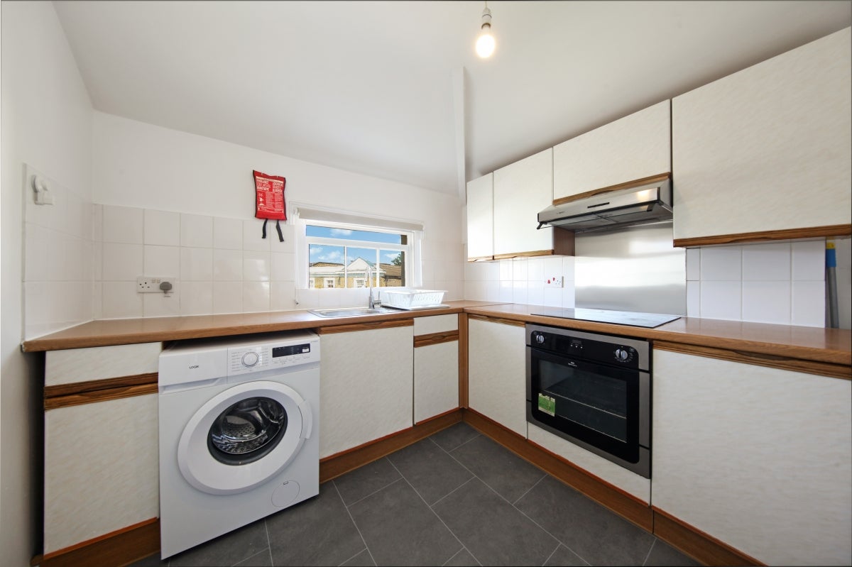 Flat Navigator Square in Greater London