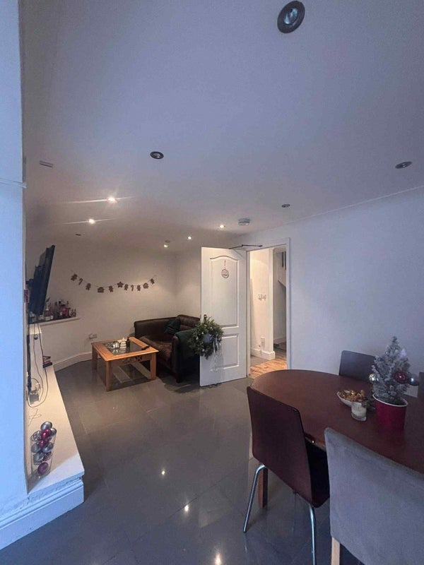 Room Brondesbury Road in Greater London