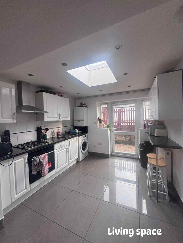 Room Brondesbury Road in Greater London