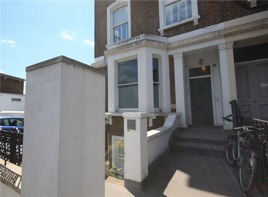 Flat Askew Road in Greater London