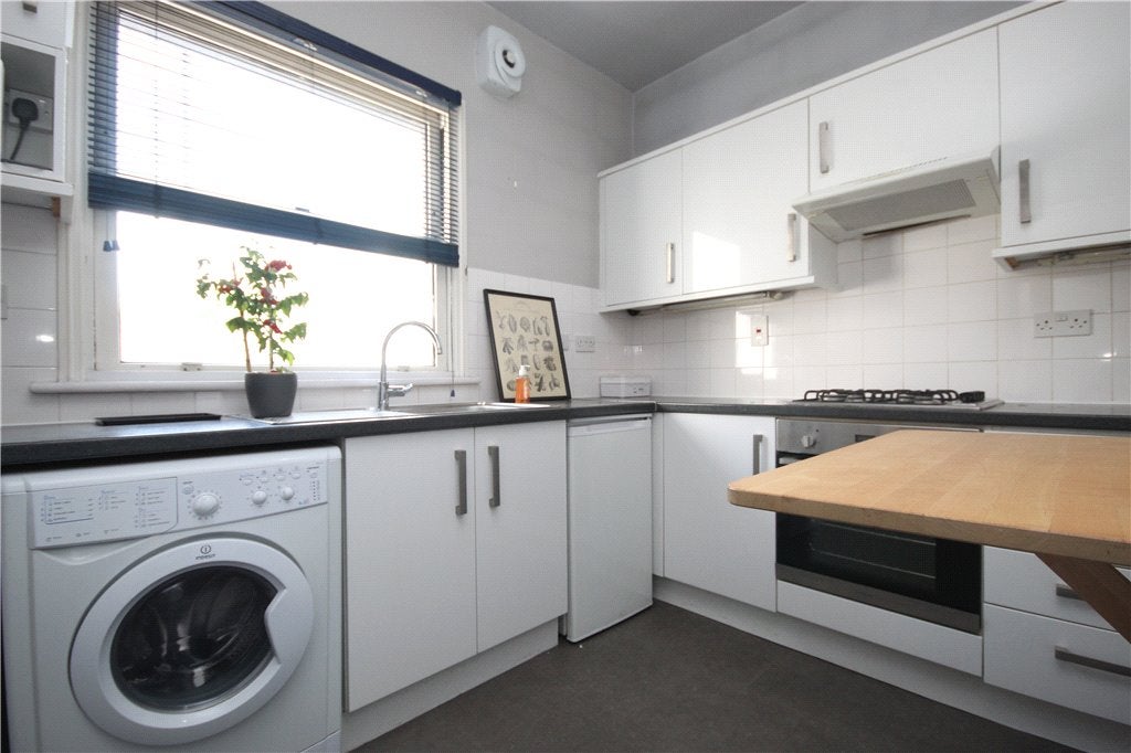 Flat Askew Road in Greater London