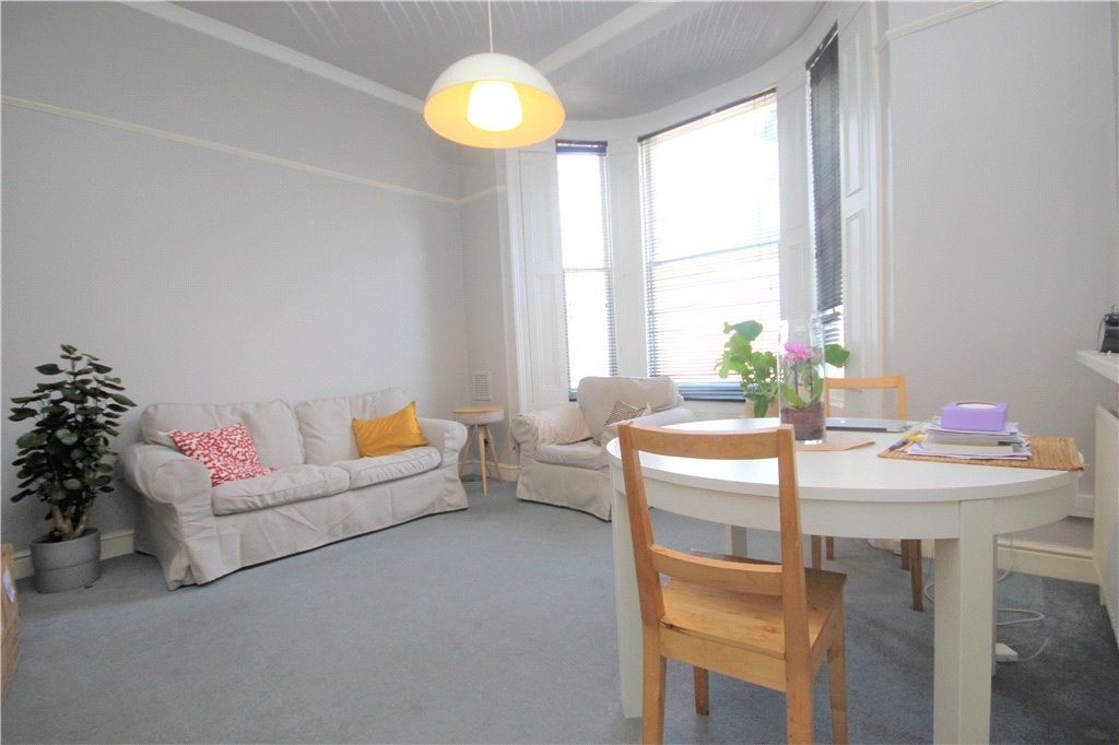 Flat Askew Road in Greater London