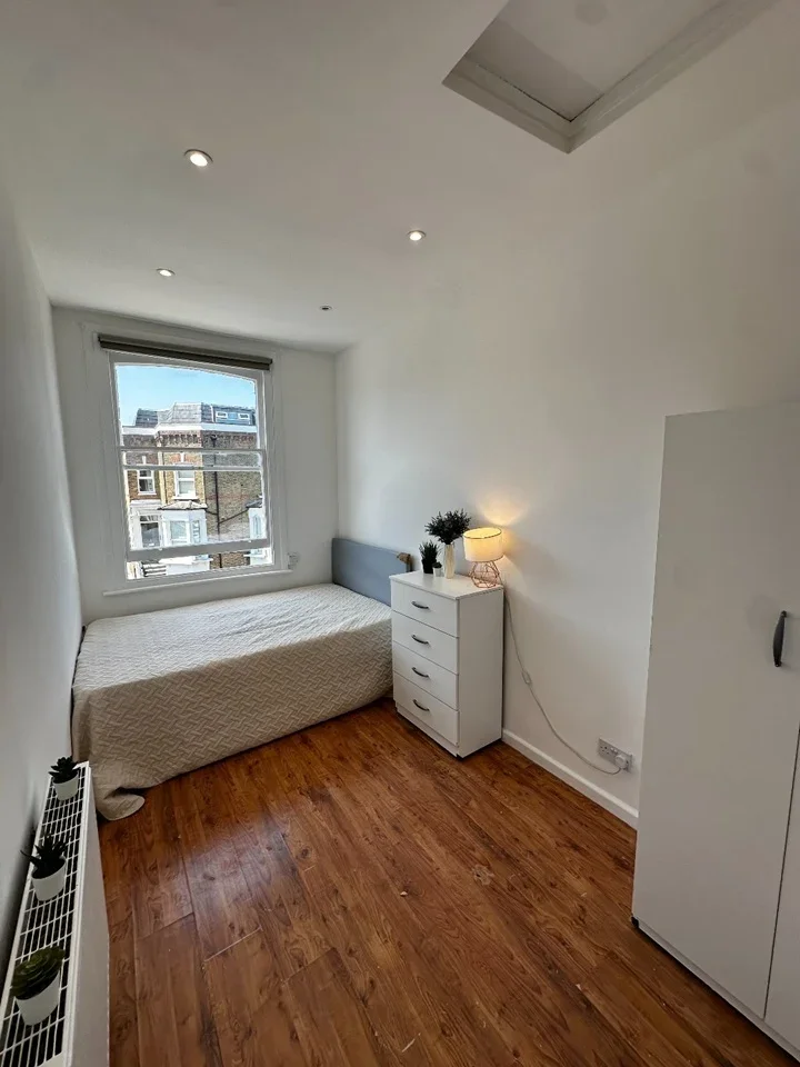 Room Portnall Road in City of Westminster