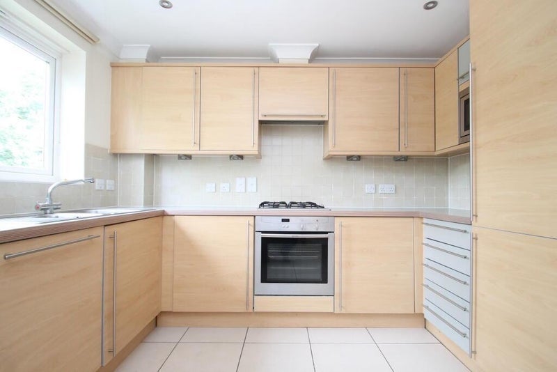 Room Albemarle Road in Greater London