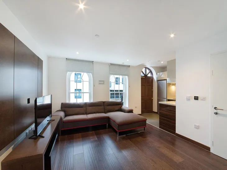 Flat Sovereign Close in Greater London