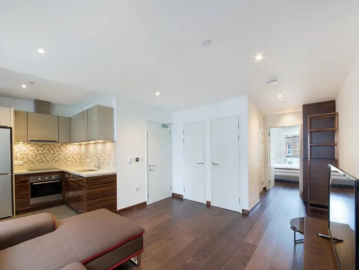 Flat Sovereign Close in Greater London