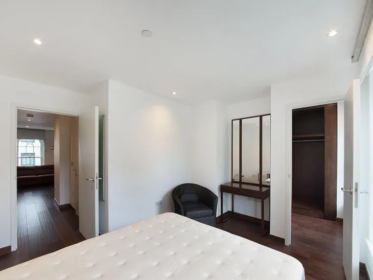 Flat Sovereign Close in Greater London