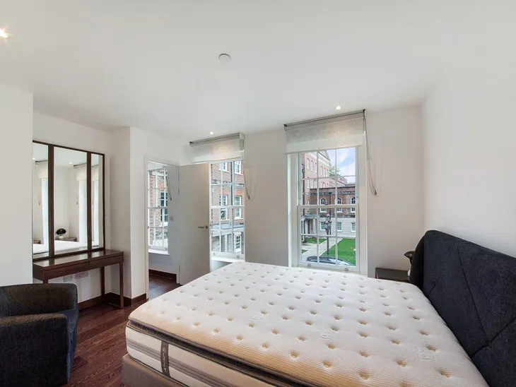 Flat Sovereign Close in Greater London
