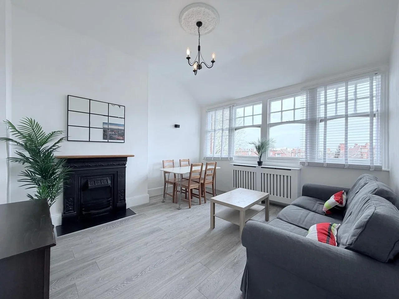 Flat Queens Avenue in Greater London