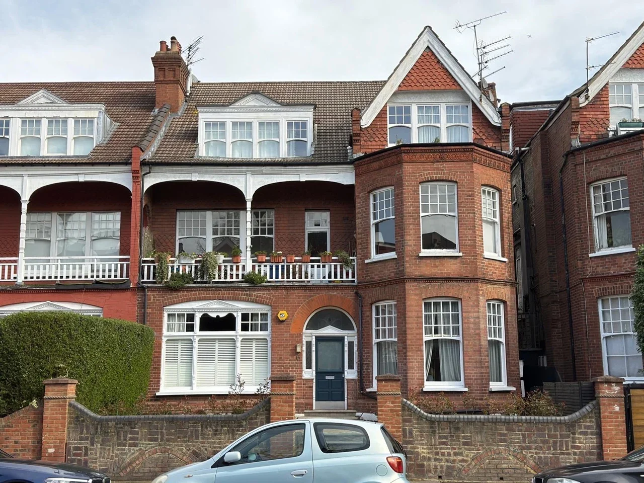 Flat Queens Avenue in Greater London
