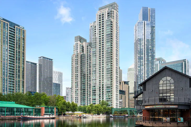 Flat Pan Peninsula Square in Greater London