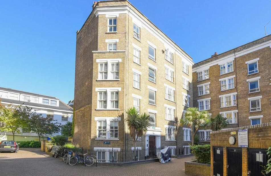 Flat Hendre Road in Greater London