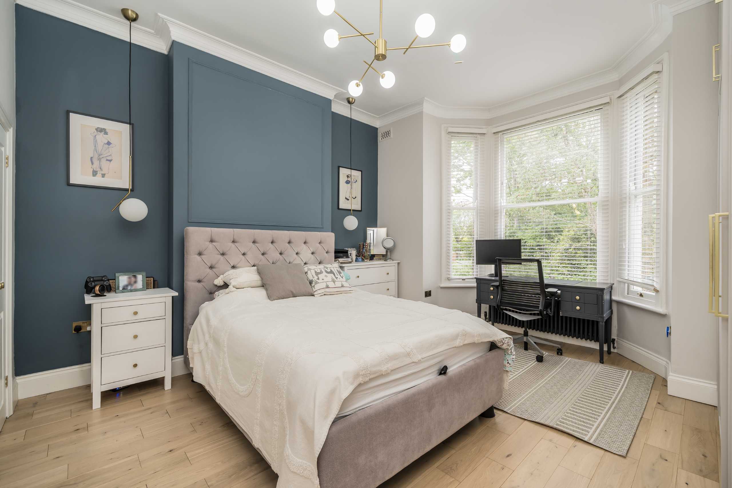 Flat Cumberland Park in Greater London