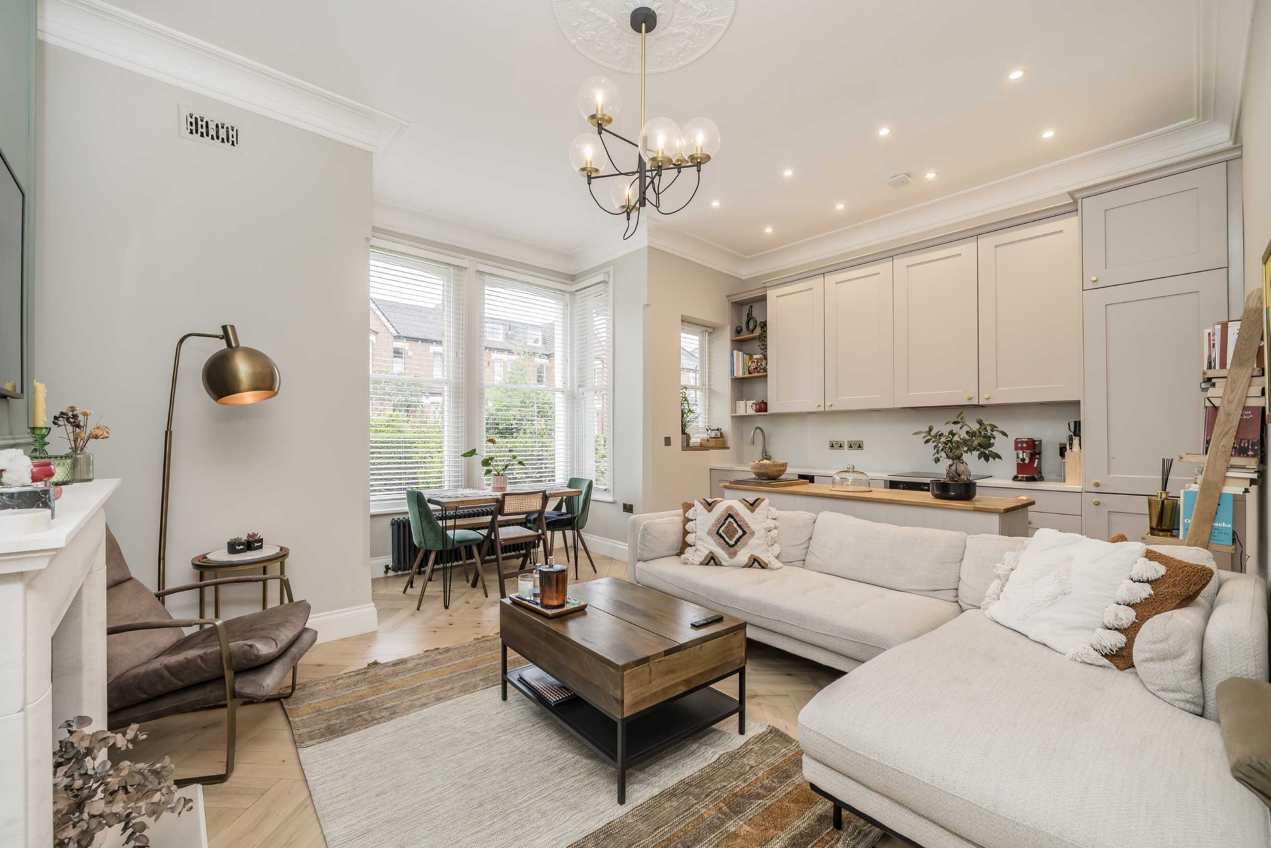 Flat Cumberland Park in Greater London
