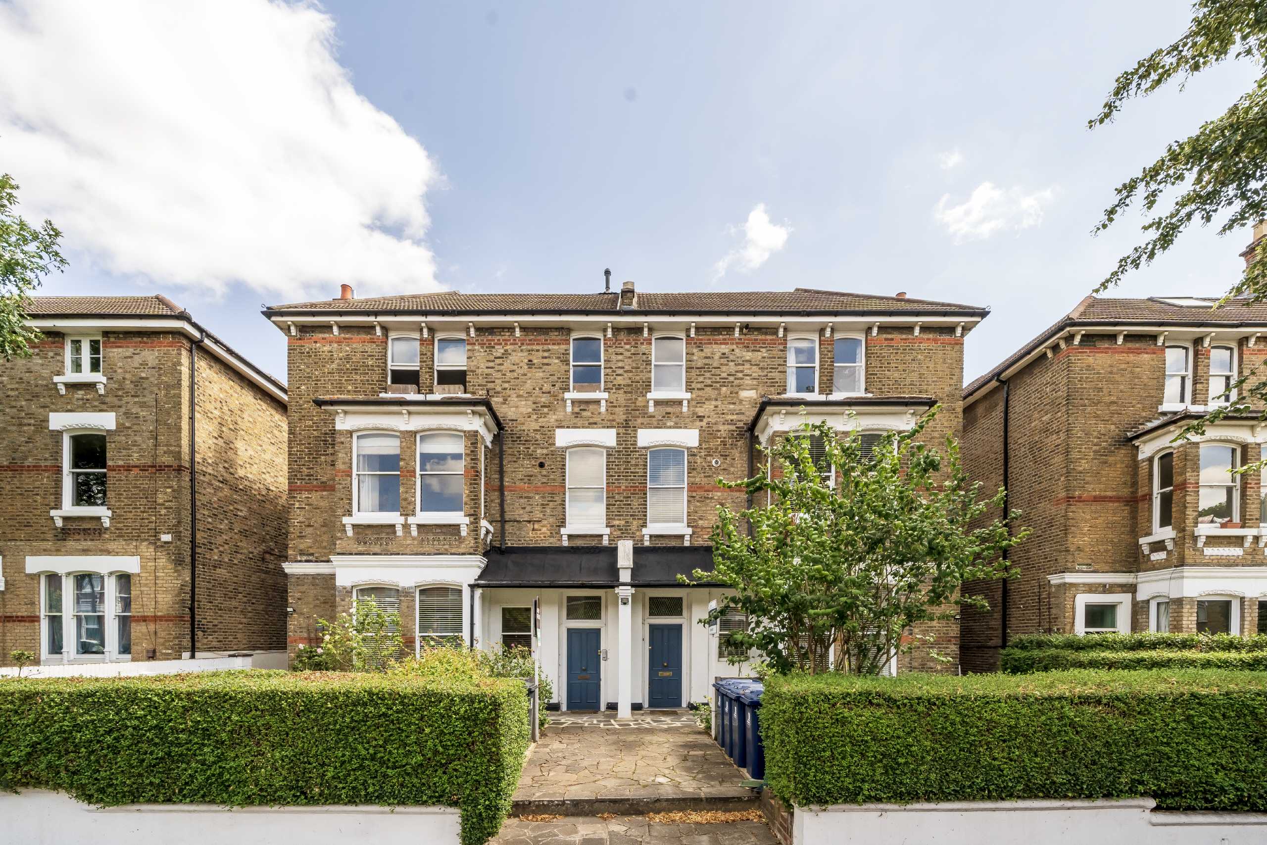 Flat Cumberland Park in Greater London