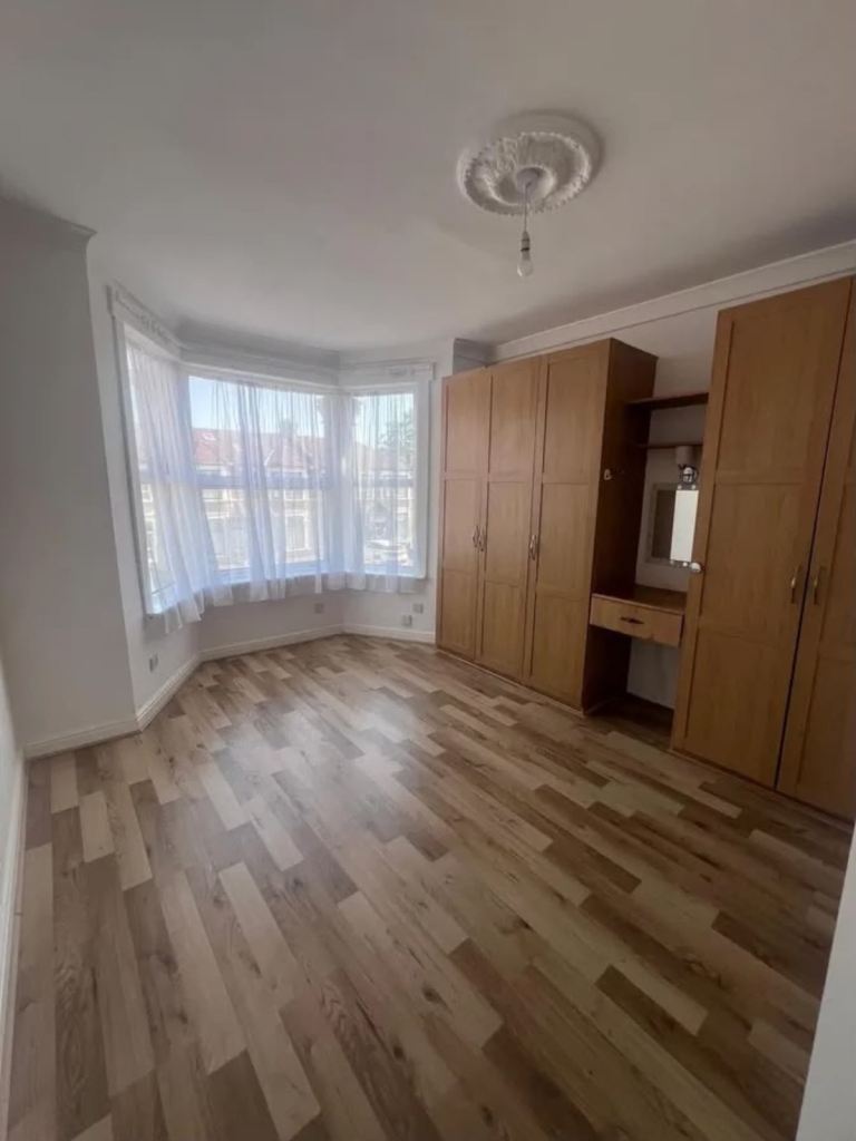 Flat Elgin Road in Greater London