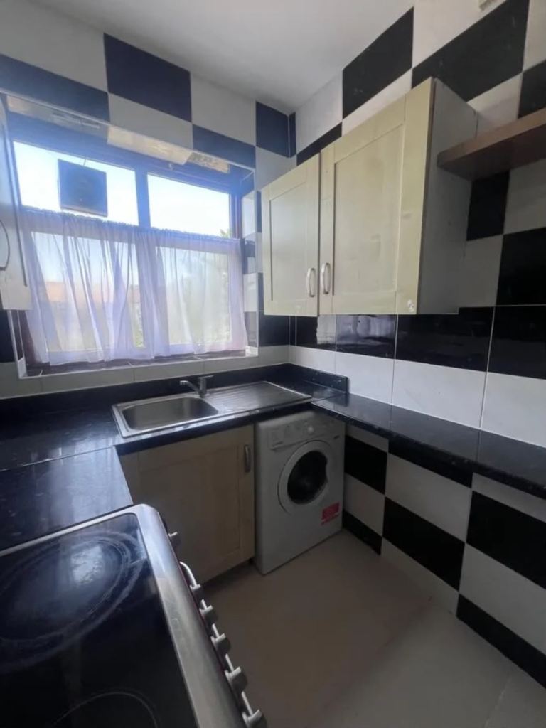 Flat Elgin Road in Greater London