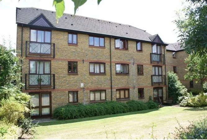 Flat Castle Court in Greater London
