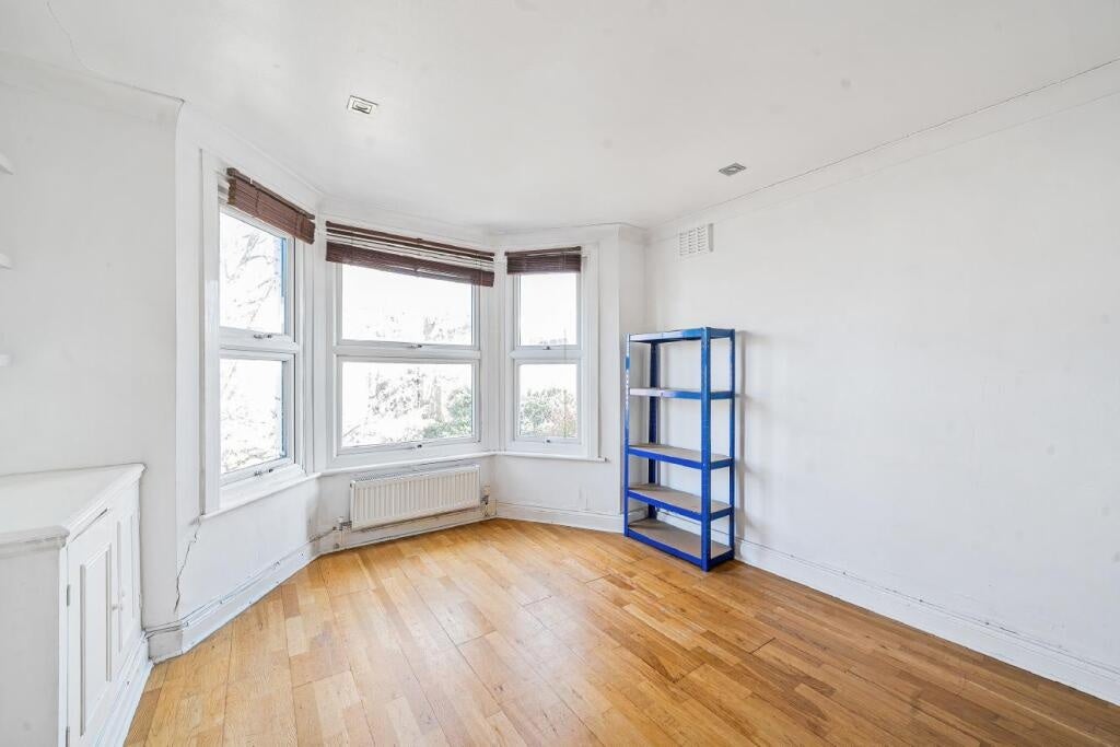 Flat Whitbread Road in Greater London