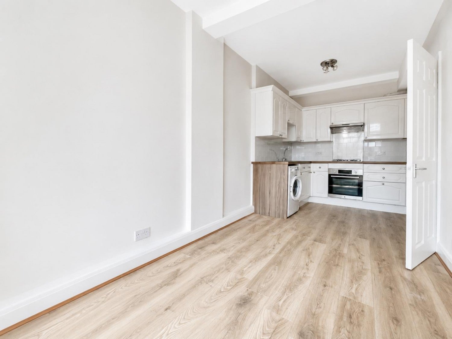 Flat Central Road in Greater London