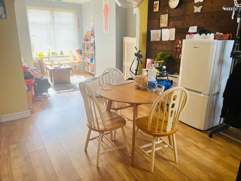 Room Pulleyns Avenue in Greater London