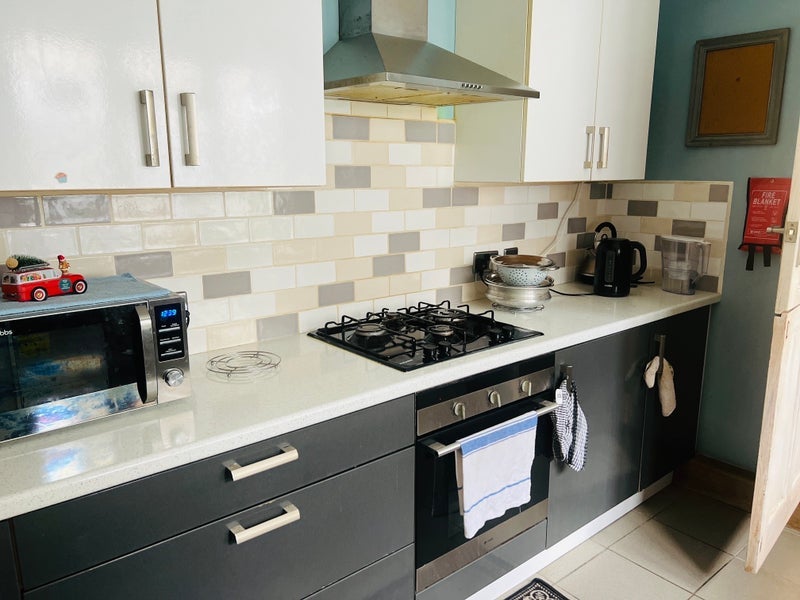Room Pulleyns Avenue in Greater London