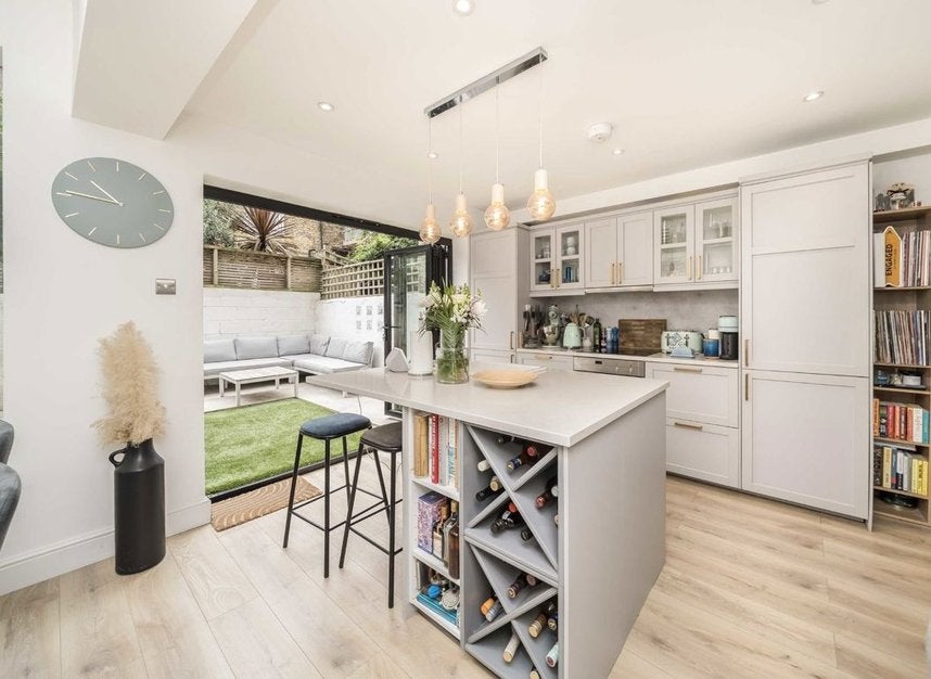 Flat Tremadoc Road in Greater London