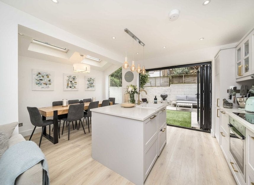 Flat Tremadoc Road in Greater London