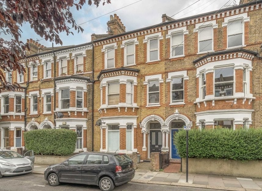 Flat Tremadoc Road in Greater London