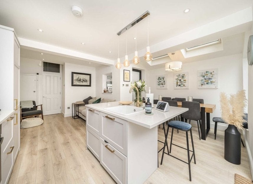 Flat Tremadoc Road in Greater London