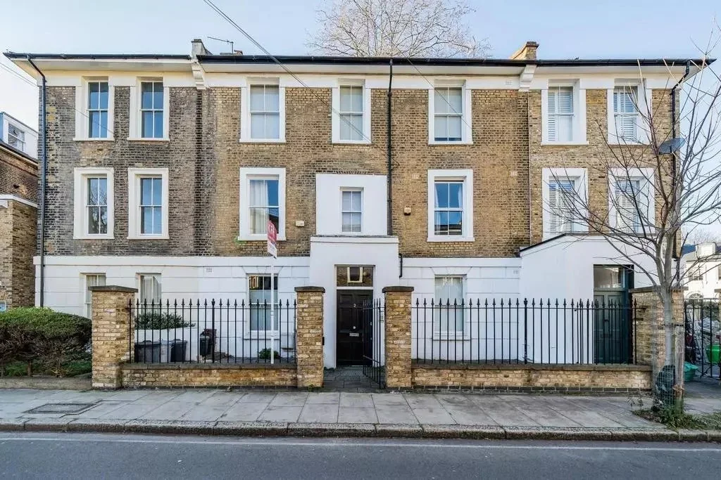 Flat Crane Grove in Greater London