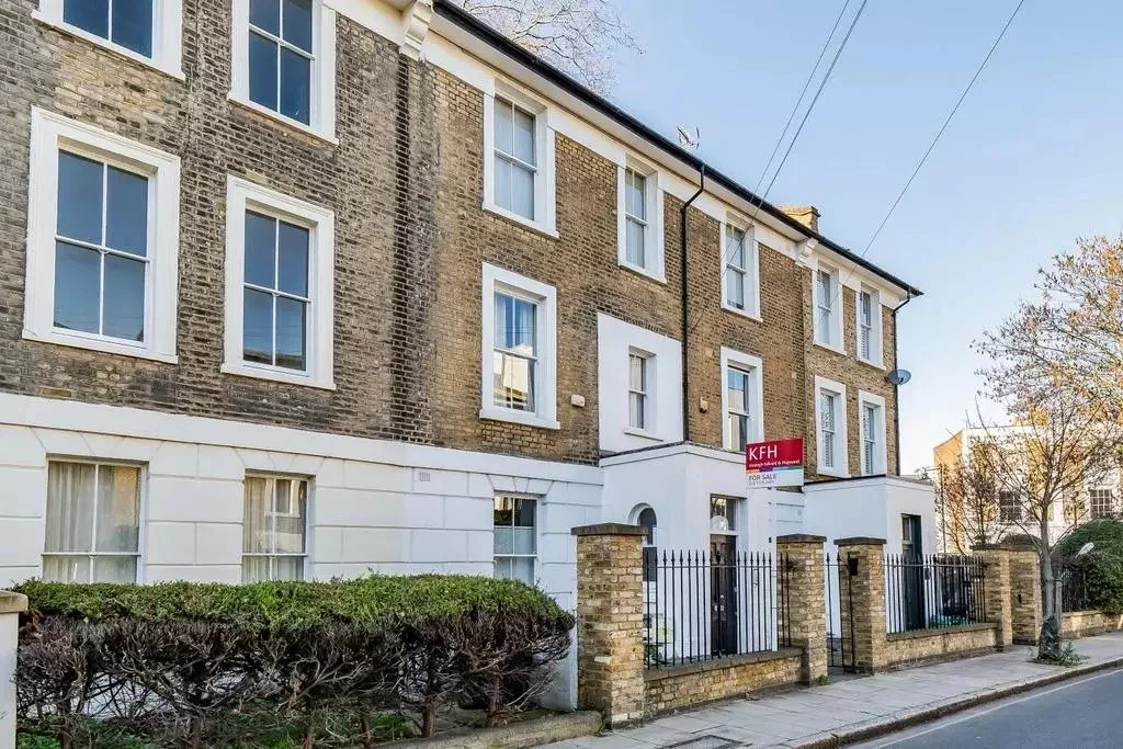 Flat Crane Grove in Greater London