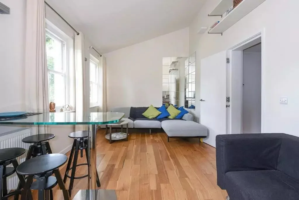 Flat Crane Grove in Greater London