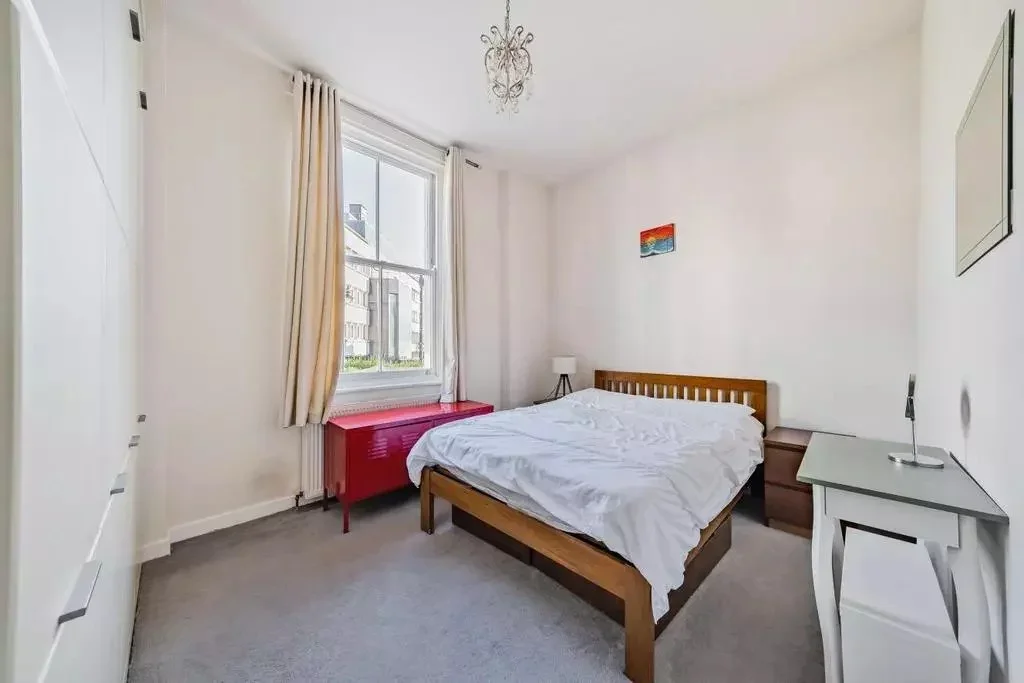 Flat Crane Grove in Greater London