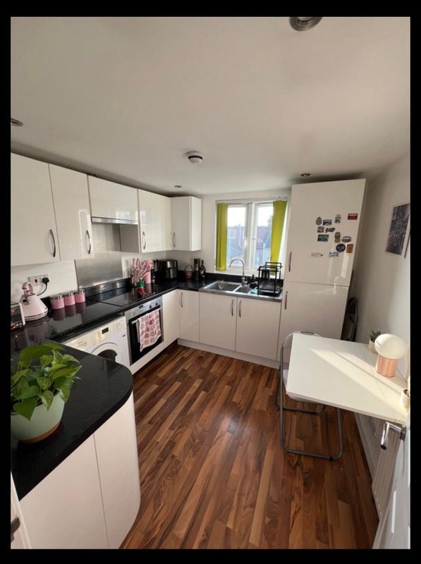 Room Graham Road in Greater London