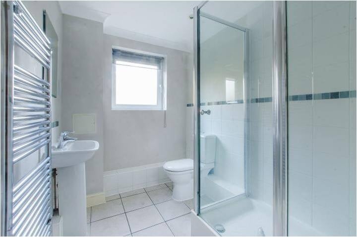 Flat Creswell Drive in Greater London