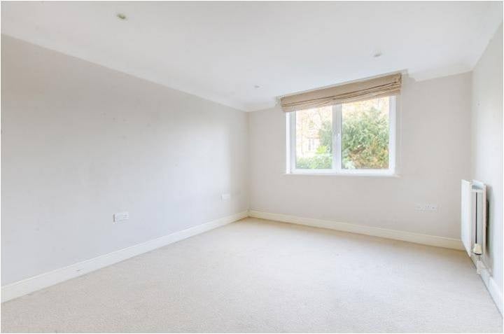 Flat Creswell Drive in Greater London