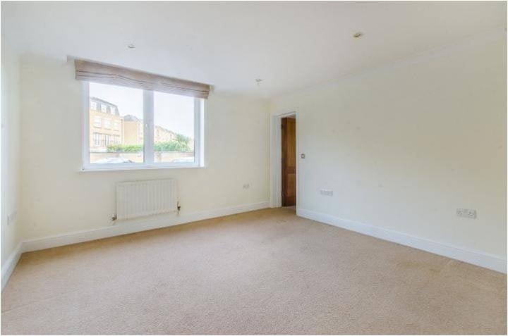 Flat Creswell Drive in Greater London