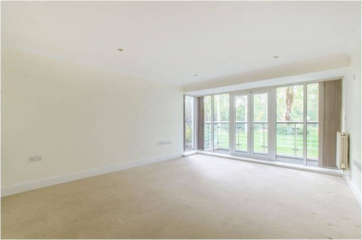 Flat Creswell Drive in Greater London