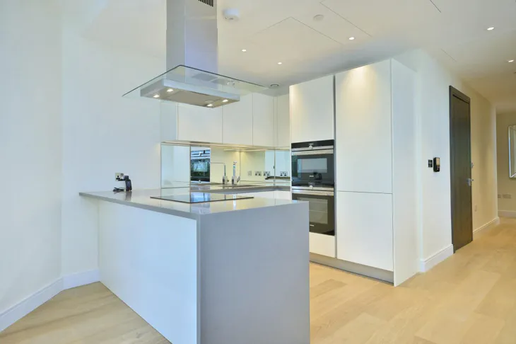 Flat Queenstown Road in Greater London
