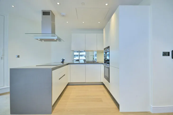 Flat Queenstown Road in Greater London