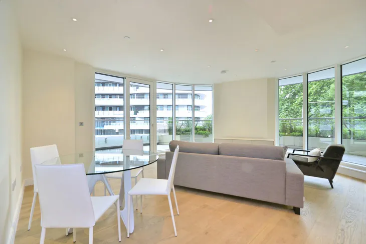 Flat Queenstown Road in Greater London
