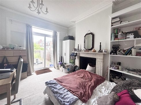 Flat Walm Lane in Greater London