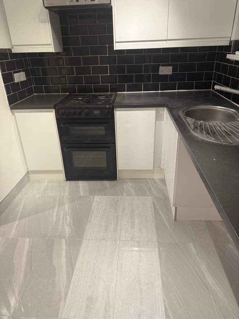 Flat Axminster Crescent in Greater London