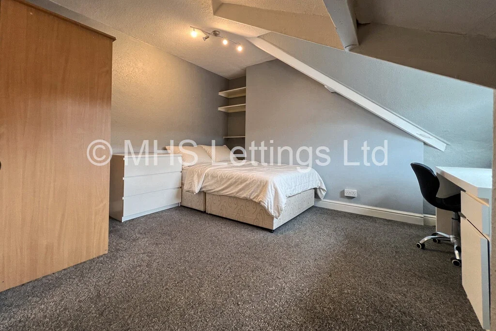 Room Pearson Grove in Leeds