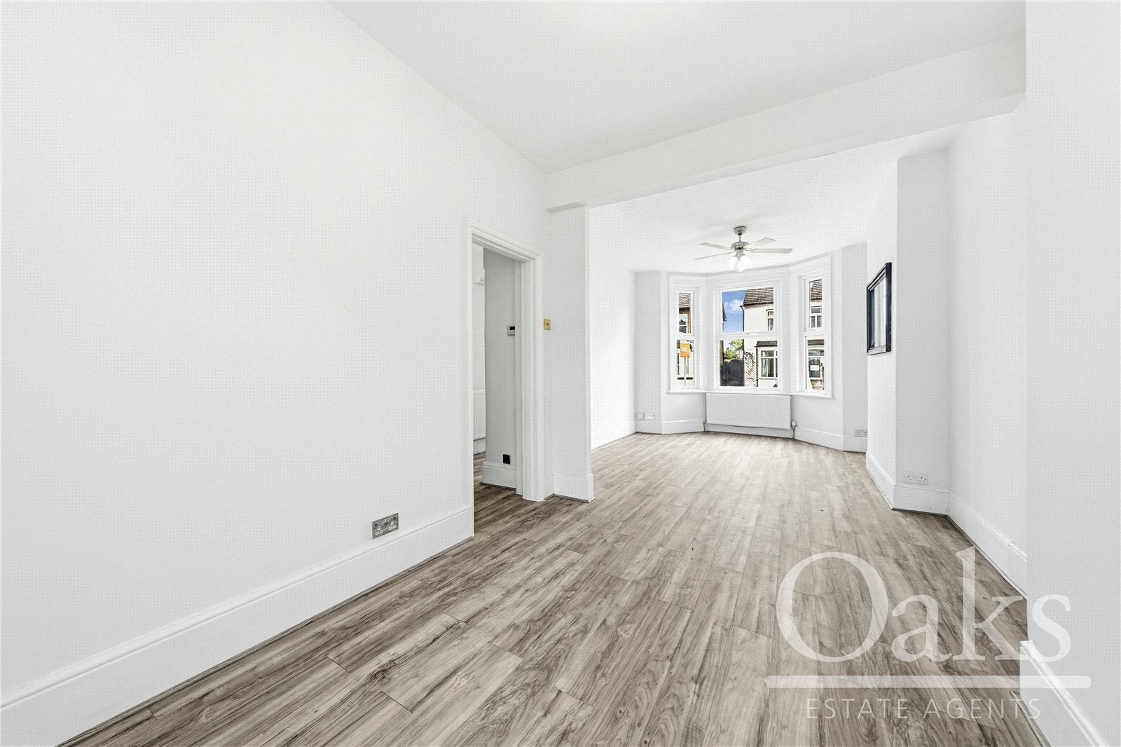 Flat Hurlstone Road in Greater London