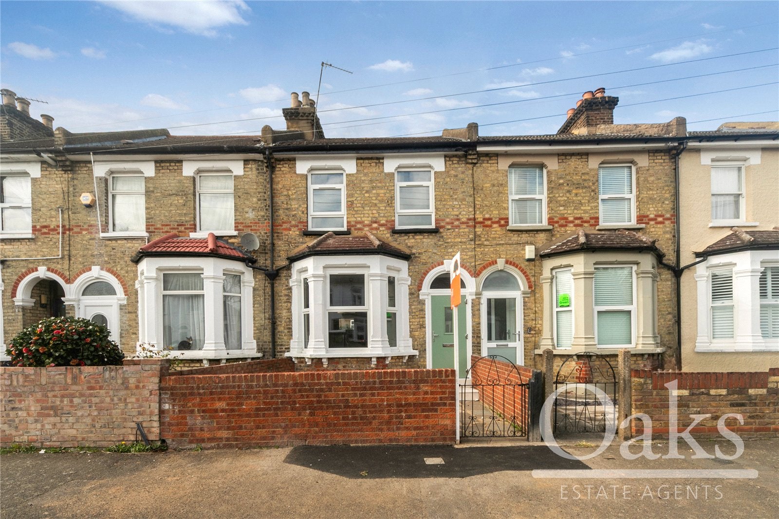 Flat Hurlstone Road in Greater London