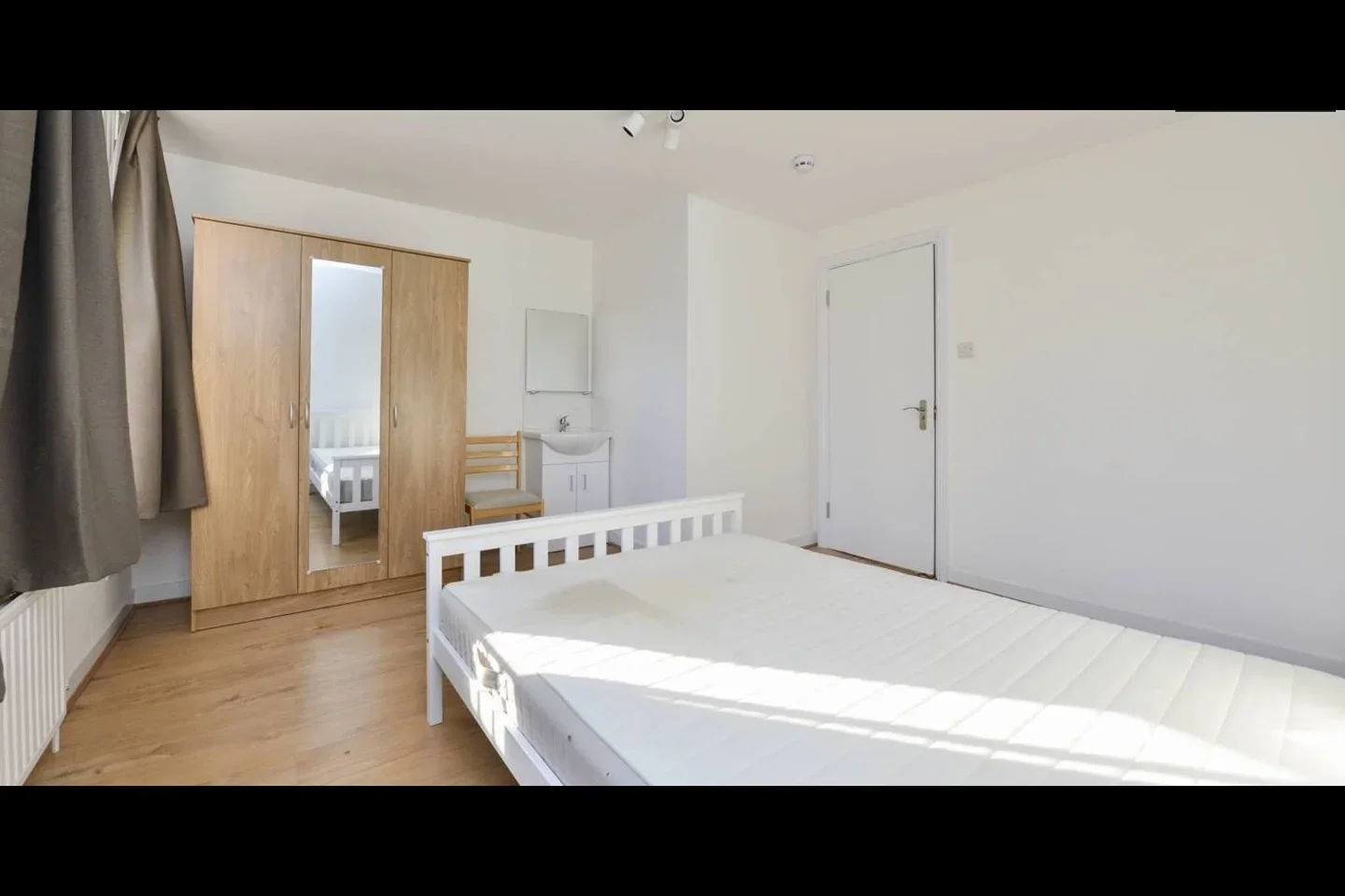 Room Turner Street in Greater London