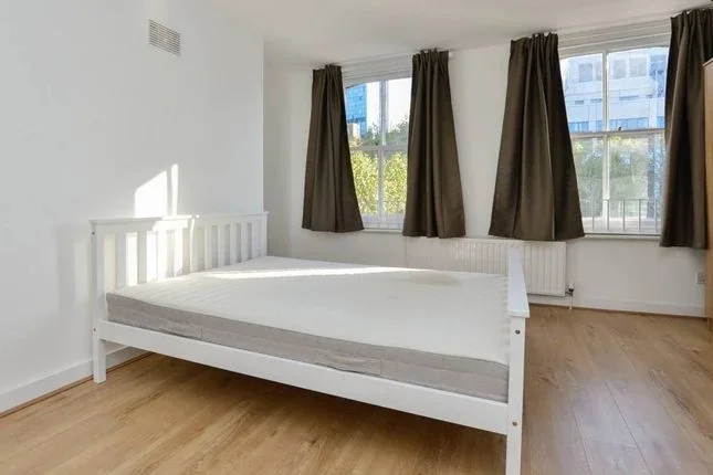 Room Turner Street in Greater London