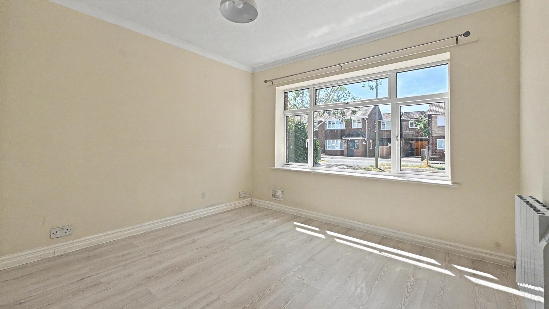 Flat Beta Road in Rushmoor